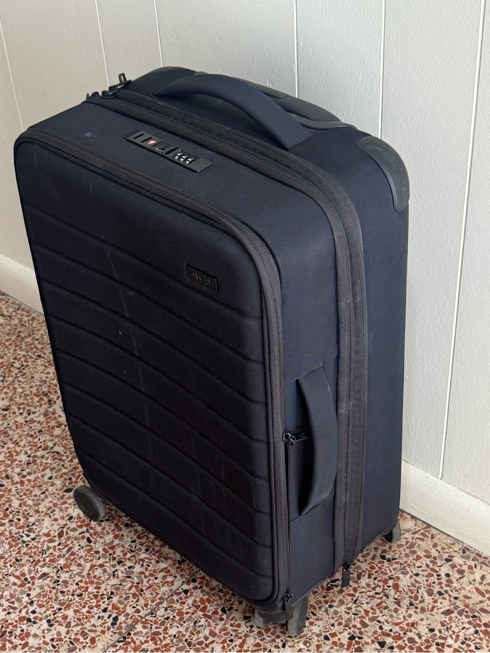 Away Black Softside Carry-On Rolling Spinner Suitcase Luggage - Picture 2 of 15
